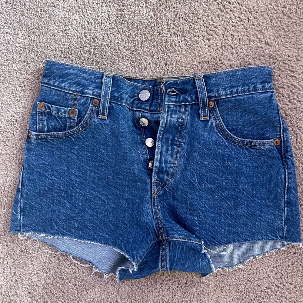 dark wash levi’s jean shorts